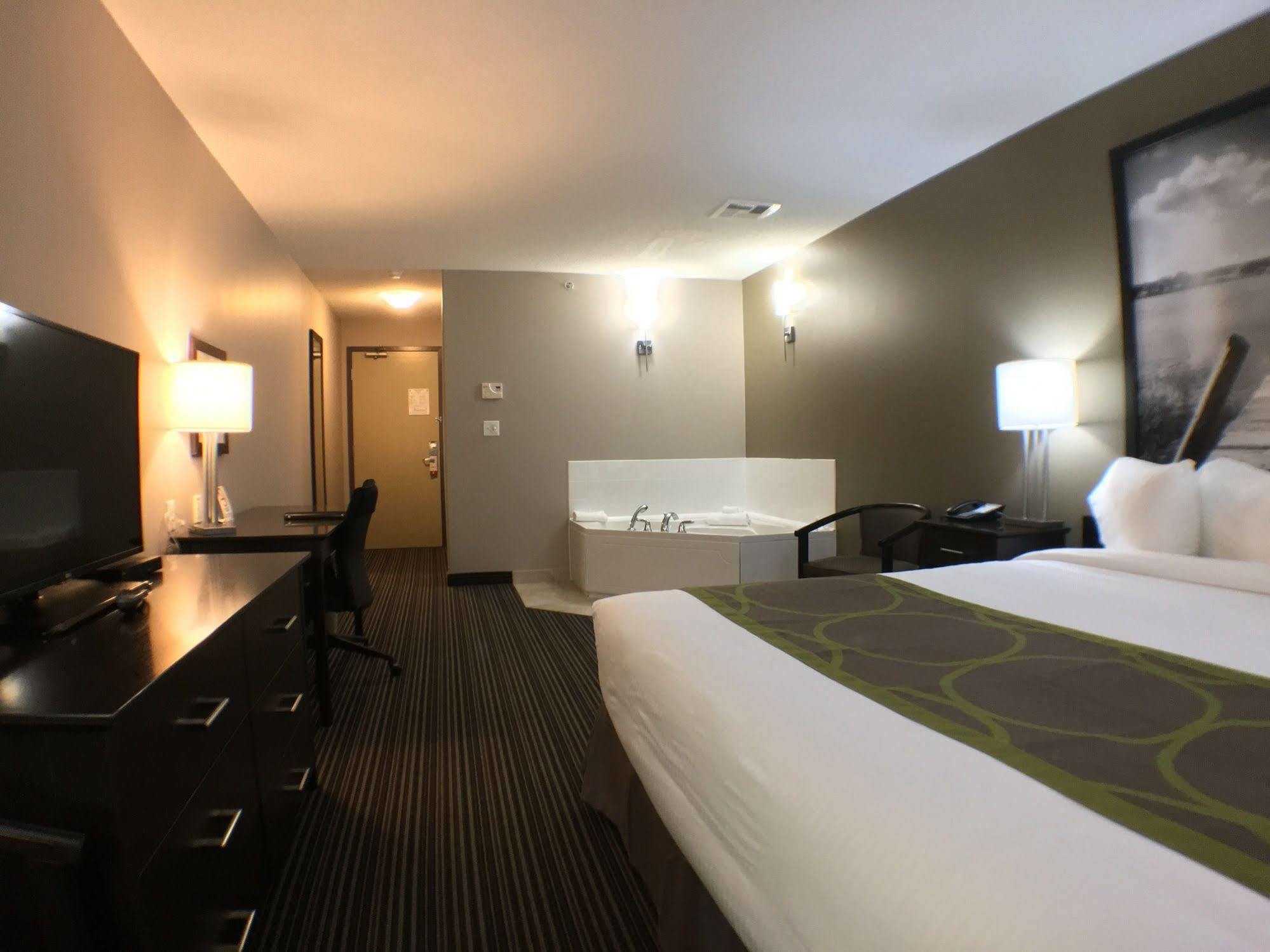 Super 8 By Wyndham Kapuskasing Hotel Ngoại thất bức ảnh